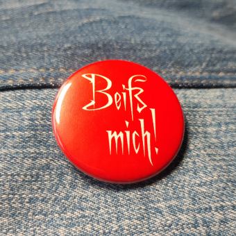 Ansteckbutton Beiß mich! auf Jeans
