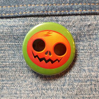 Ansteckbutton Fratze orange auf Jeans