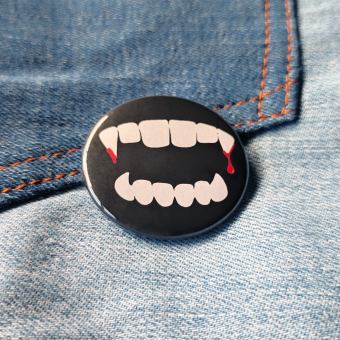 Ansteckbutton Vampirzähne auf Jeans