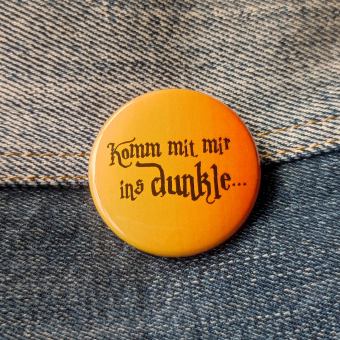 Ansteckbutton Komm mit mir ins Dunkle.. auf Jeans