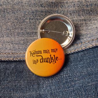 Ansteckbutton Komm mit mir ins Dunkle.. auf Jeans mit Rückseite