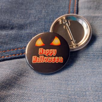 Ansteckbutton Happy Halloween leuchtende Augen auf Jeans mit Rückseite