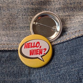 Ansteckbutton Hello Wien? auf Jeans mit Rückseite