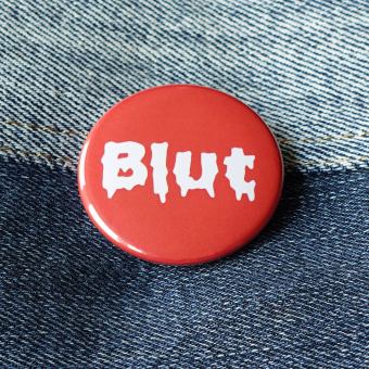 Ansteckbutton Kostümersatz Blut auf Jeans