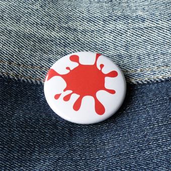 Ansteckbutton Kostümersatz Blutfleck auf Jeans