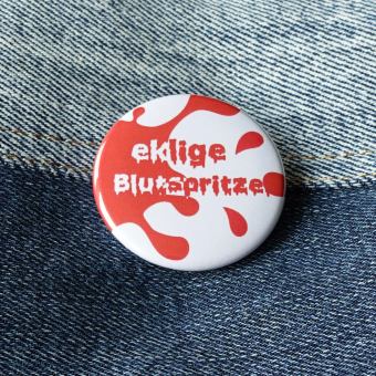 Ansteckbutton Kostümersatz eklige Blutspritzer auf Jeans