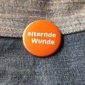 Ansteckbutton Kostümersatz eiternde Wunde auf Jeans
