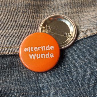 Ansteckbutton Kostümersatz eiternde Wunde auf Jeans mit Rückseite