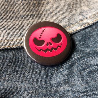 Ansteckbutton Fratze pink auf Jeans