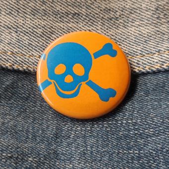 Ansteckbutton Totenkopf blau auf Jeans