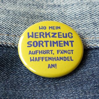 Ansteckbutton Wo mein Werkzeugsortiment aufhört auf Jeans