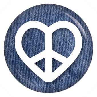 Ansteckbutton Love and Peace Zeichen auf Jeans