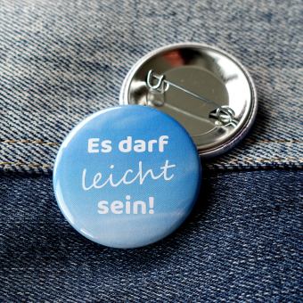 Ansteckbutton Es darf leicht sein! auf Jeans mit Rückseite