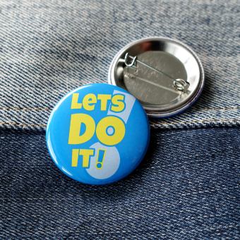 Ansteckbutton Lets do it! auf Jeans mit Rückseite