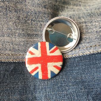 Ansteckbutton GB-Fahne grunge auf Jeans mit Rückseite