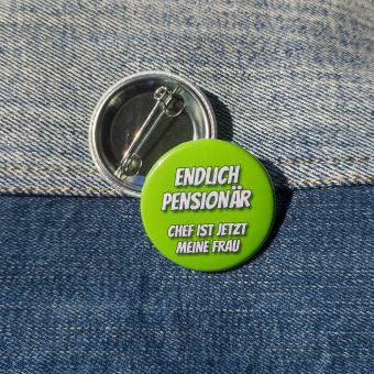 Ansteckbutton Endlich Pensionär auf Jeans mit Rückseite