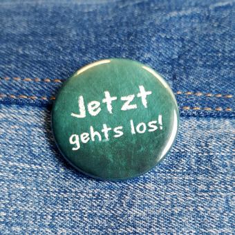 Ansteckbutton Jetzt gehts los auf Jeans