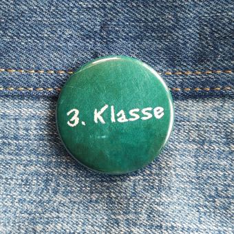 Ansteckbutton 3. Klasse/ Tafel auf Jeans