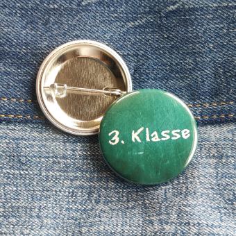 Ansteckbutton 3. Klasse/ Tafel auf Jeans mit Rückseite