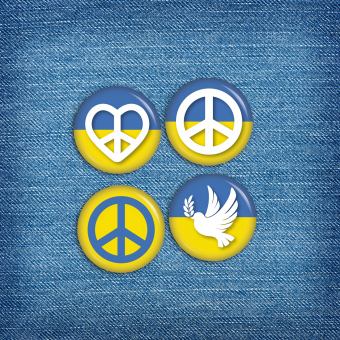 Ansteckbutton 4er Set Love and Peace Ukraine auf Jeans