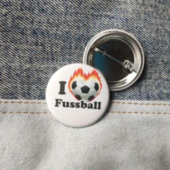 Ansteckbutton I love Fussball auf Jeans mit Rückseite