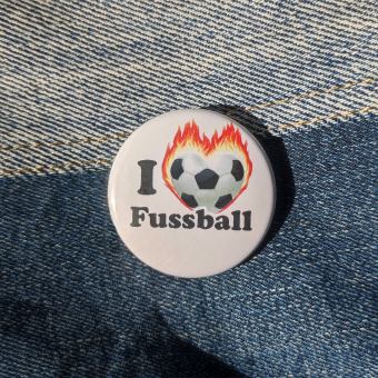 Ansteckbutton I love Fussball auf Jeans