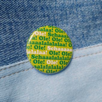 Ansteckbutton Ole! Ole! Ole! Ole! Schaaaalalalala! auf Jeans