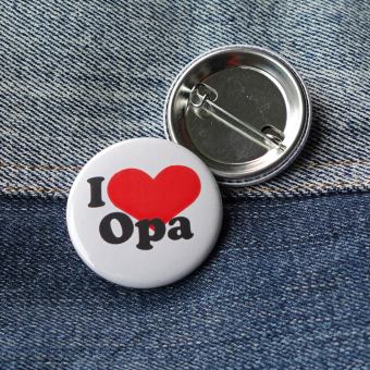 Ansteckbutton I love Opa auf Jeans mit Rückseite