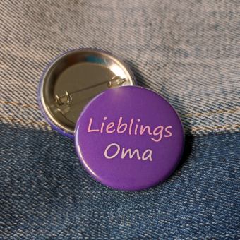 Ansteckbutton Lieblingsoma auf Jeans mit Rückseite