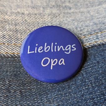 Ansteckbutton Lieblingsopa auf Jeans