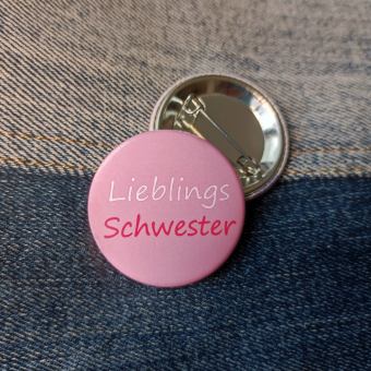 Ansteckbutton Lieblingsschwester auf Jeans mit Rückseite