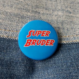 Ansteckbutton Super Bruder auf Jeans