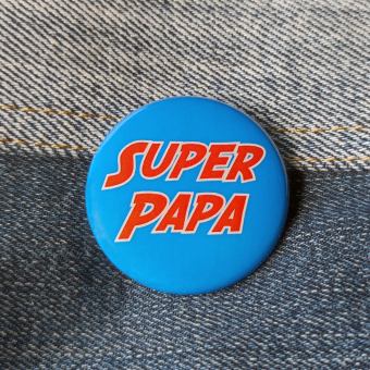 Ansteckbutton Super Papa auf Jeans