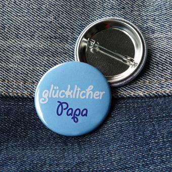 Ansteckbutton glücklicher Papa auf Jeans mit Rückseite