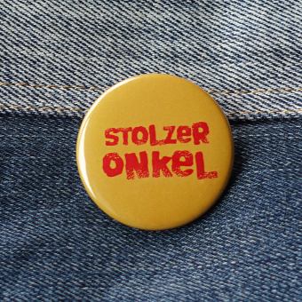 Ansteckbutton stolzer Onkel auf Jeans