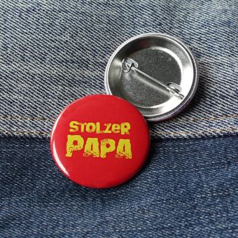 Ansteckbutton stolzer Papa auf Jeans mit Rückseite