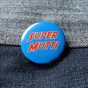 Ansteckbutton Supermutti auf Jeans