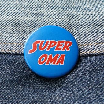 Ansteckbutton Super Oma auf Jeans