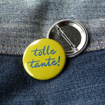 Ansteckbutton tolle Tante auf Jeans mit Rückseite