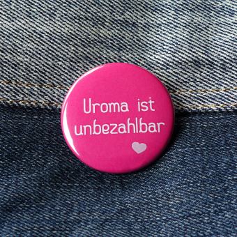 Ansteckbutton Uroma ist unbezahlbar auf Jeans