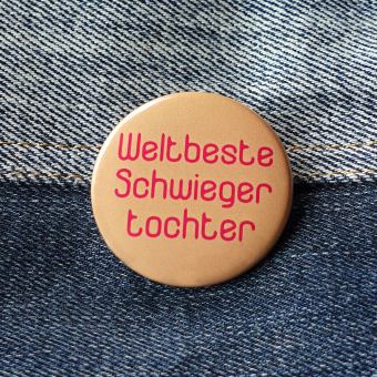 Ansteckbutton Weltbeste Schwiegertochter auf Jeans