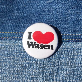 Ansteckbutton I love Wasen auf Jeans