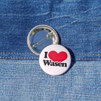 Ansteckbutton I love Wasen auf Jeans mit Rückseite