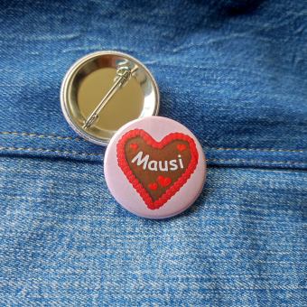 Ansteckbutton Mausi Lebkuchenherz auf Jeans mit Rückseite