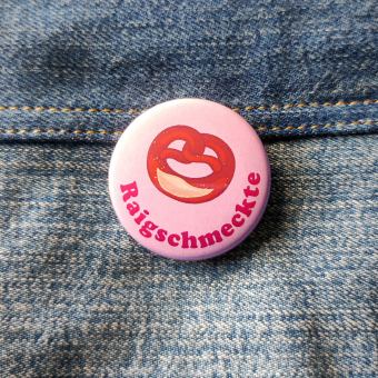 Ansteckbutton Raigschmeckte auf Jeans