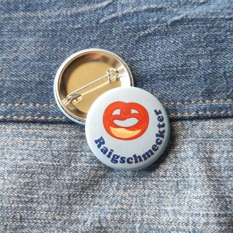 Ansteckbutton Raigschmeckter auf Jeans mit Rückseite