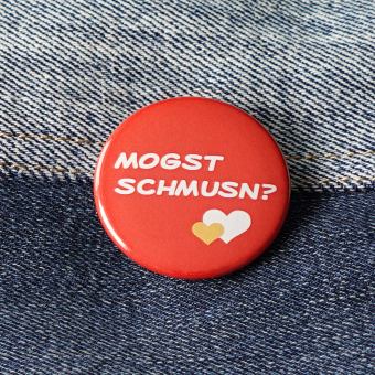 Ansteckbutton Mogst schmusn? auf Jeans