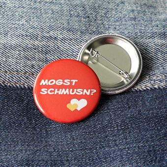 Ansteckbutton Mogst schmusn? auf Jeans