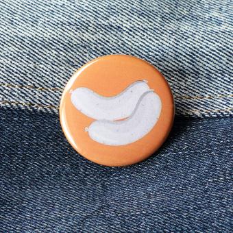 Ansteckbutton Weißwurst auf Jeans