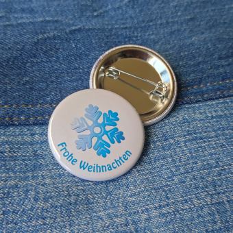 Ansteckbutton Schneeflocke /  Frohe Weihnachten auf Jeans mit Rückseite